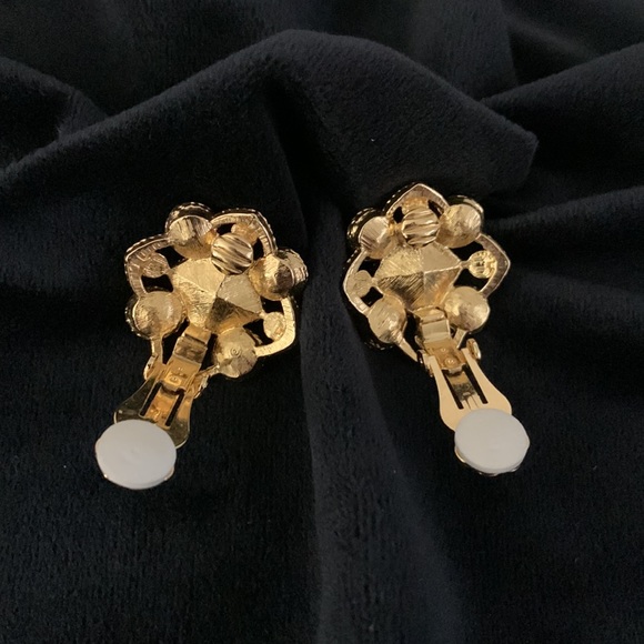 Clip On Earrings Gold Tone Textured Rhinestones Faux Pearls Lot of 4 Vintage - Picture 5 of 10